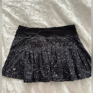 Speckled lulu skirt size 6 super rare!! Can fit a size 4 and size 8 as well !